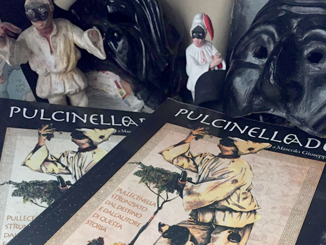 Copertina Pulcinelleide con maschera di Pulcinella